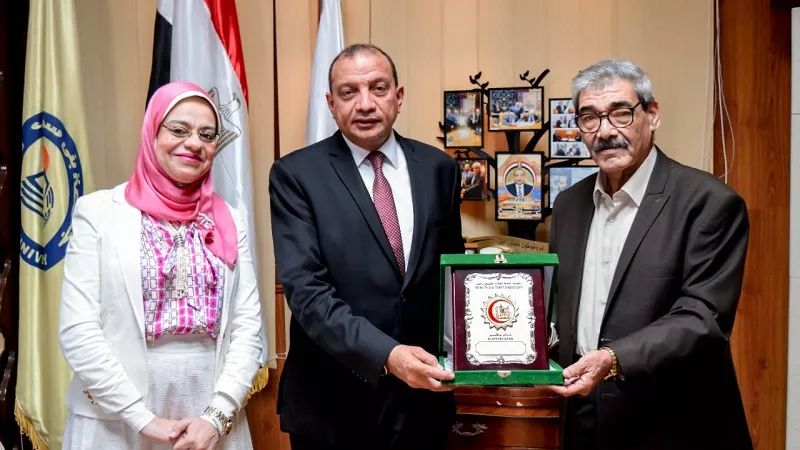 النقابة العامة للعلاج الطبيعى تهدى درعها لرئيس جامعة بنى سويف