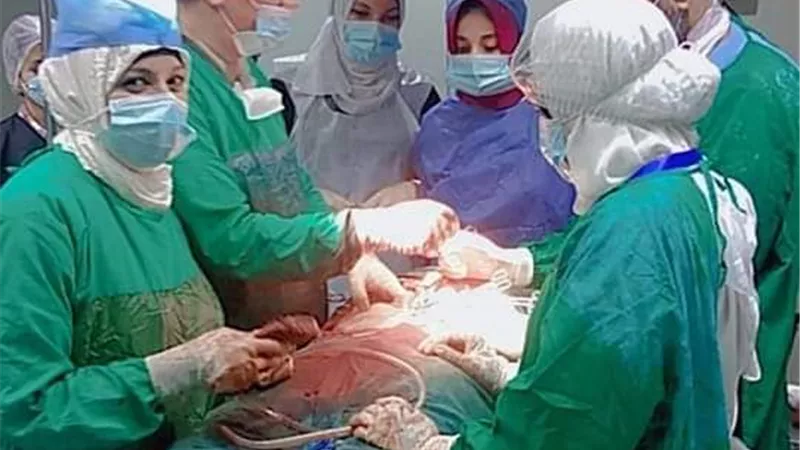 انقاذ مصاب فى حادث توك توك بالفشن