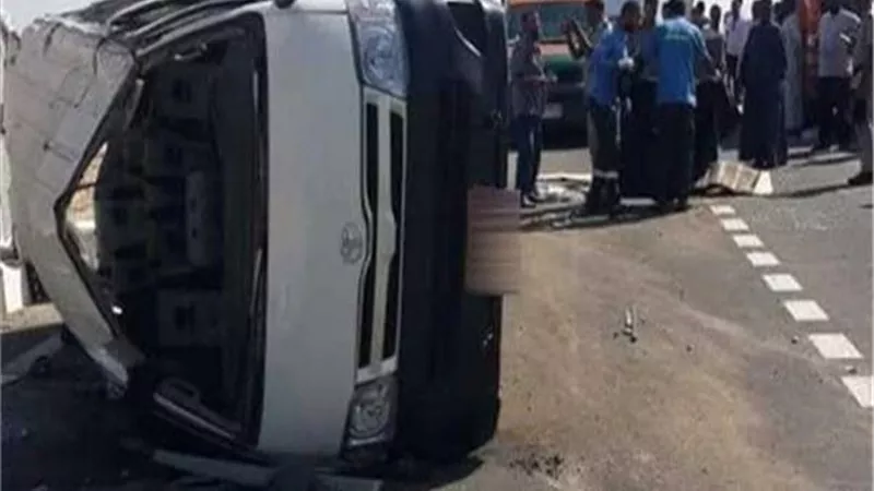 بالأسماء.. أصابة 10 في حادث انقلاب سيارة ميكروباص على طريق بنى سويف