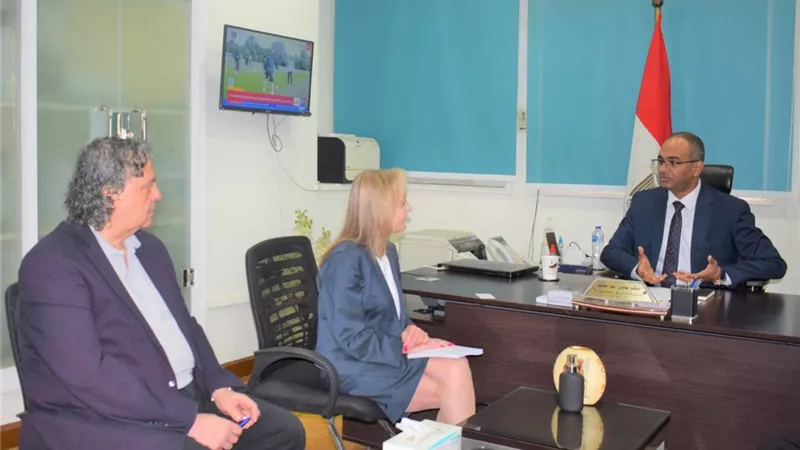 الإسكان تبحث تنفيذ توسعات الصرف الصحى للقرى الملوثة لبحيرة قارون