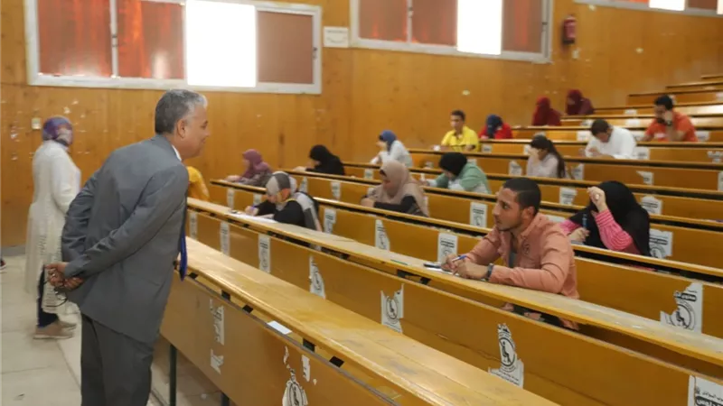 رئيس جامعة جنوب الوادي يتفقد لجان امتحانات الدور الثاني