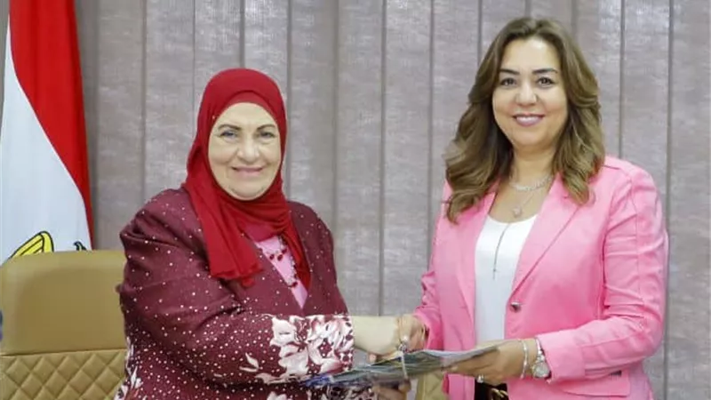 محافظ دمياط توقع بروتوكول مع الشركة القابضة للسياحة