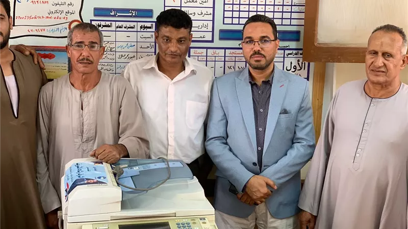 زعيم الأغلبية بالنواب يهدى مدرسة الأشراف بقنا 