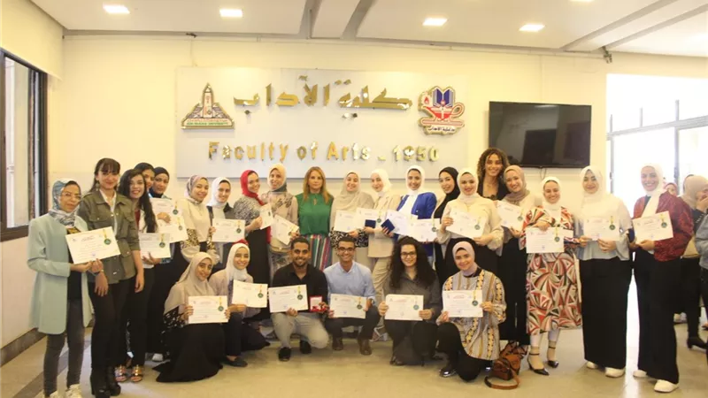 آداب عين شمس تكرم المتميزين من أعضاء هيئة التدريس والطلاب الأوائل