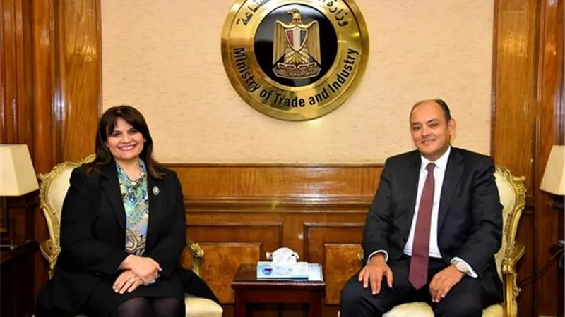 سمير:تجهيز قائمة بالفرص الاستثمارية لتوطين وتعميق التصنيع المحلى