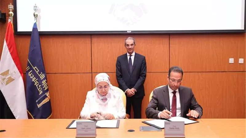 وزير الاتصالات يشهد بروتوكول بشأن تدريب شباب الخريجين