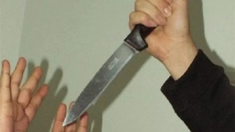 زوجة تحاول التخلص من زوجها بمساعدة صديقها.. والجيران تنقذه
