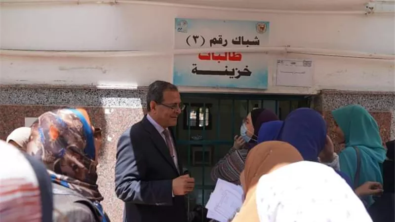 رئيس جامعة سوهاج يتابع التسكين الورقي للطالبات القدامى بالمدن الجامعية