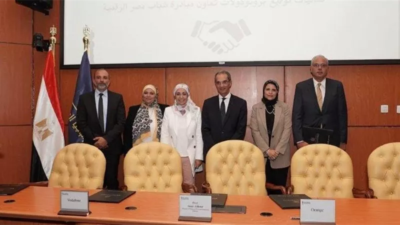 عمرو طلعت يشهد توقيع برتوكل تعاون بين اورنج مصرو القومي للاتصالات