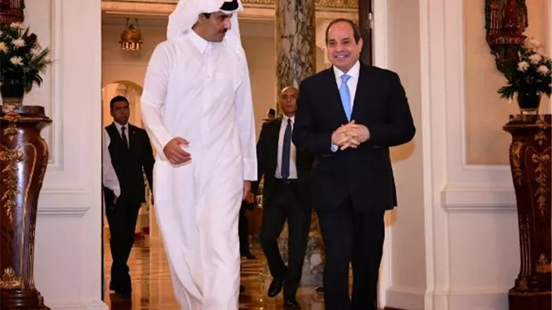 أمير قطر يستقبل الرئيس السيسى بمطار حمد الدولى بالدوحة