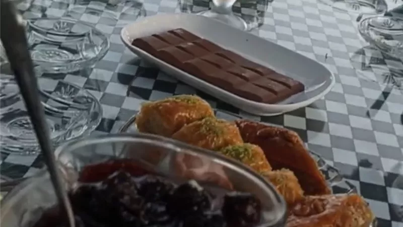 البقلاوة والشيكولاتة والمربى.. اسرار شرب الشاى الأذرى..بالفيديو