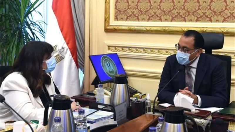 مدبولى يتابع مع وزيرة الدولة للهجرة ملفات عمل الوزارة