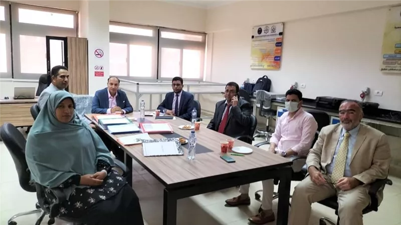رئيس جامعة السويس يستقبل لجنة المجلس الوطني للاعتماد EGAC