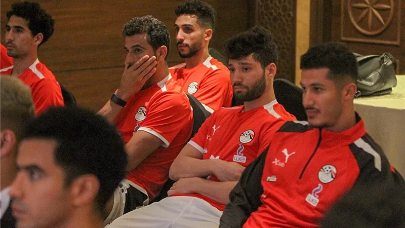 فيتوريا يعقد جلسة مع لاعبي المنتخب في معسكر الإسكندرية