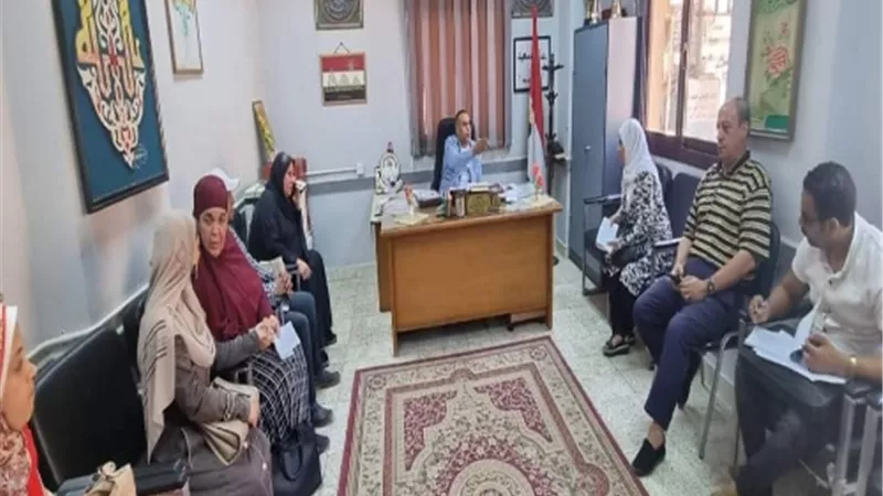 مدير تعليم شبين القناطر يناقش استعدادات المدارس الرسمية لغات للدراسة
