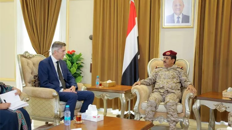 وزير الدفاع اليمني يشيد بالدعم البريطاني لليمن في المجال العسكري