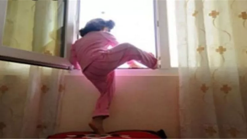 مصرع طفلة سقطت من بلكونة الطابق الثالث بالمحلة