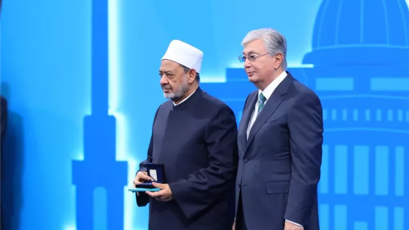 الطيب يتقلد جائزة أستانا الدولية تقديرا لجهوده في الحوار بين الأديان