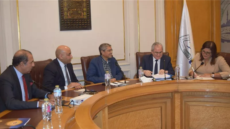 رئيس الغرف التجارية يبحث مع سفير الإكوادور تعزيز العلاقات الاقتصادية