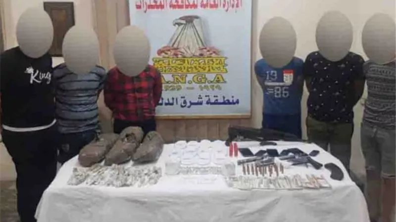 ضبط 5 عناصر إجرامية وسيدتين بحوزتهم كوكتيل مخدرات وسلاح بالدقهلية
