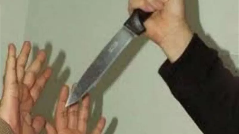 شقيق يطعن شقيقة والسبب.. 