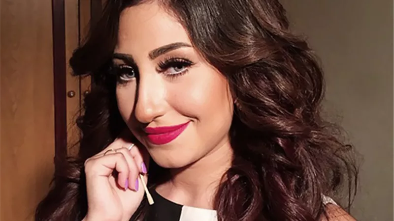 بوسي تكشف سبب غيابها عن جنازة والدها