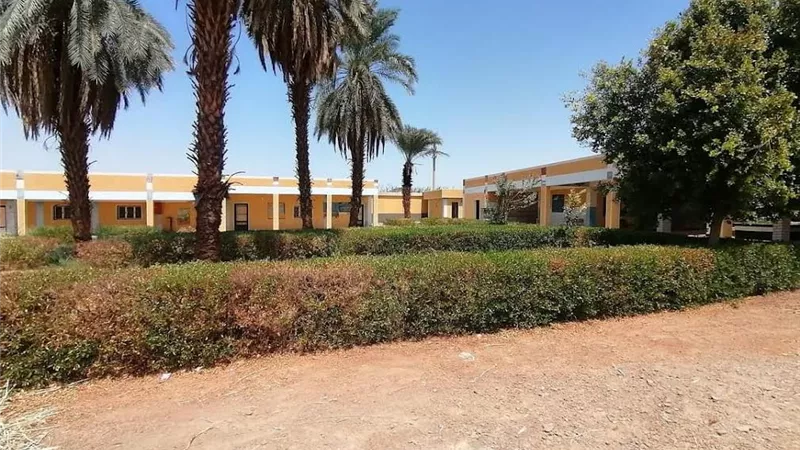 استمرار أعمال الصيانة وتركيب مظلات بمدارس أسوان