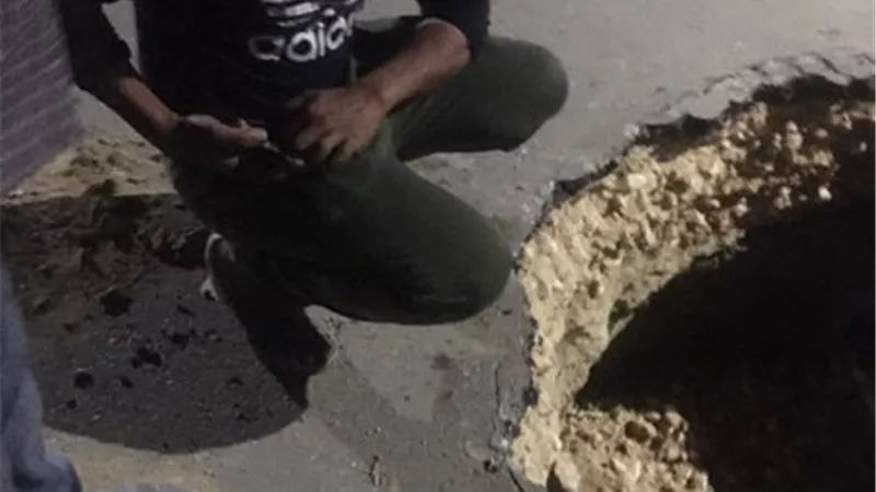إصلاح هبوط أرضي بطريق ابوصوير في الإسماعيلية..صور