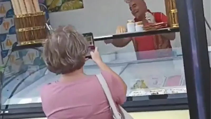 جذب الزبائن.. بالرقص والغناء فى أذربيجان.. بالفيديو