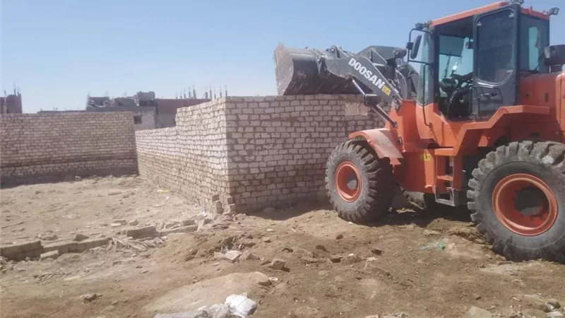 إزالة تعديات علي مساحة 4500 مترا بحي الجناين بالسويس