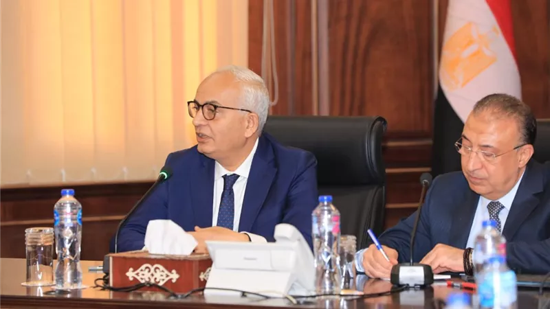 وزير التعليم يوجه بالاهتمام بالتشجير وزراعة أسطح المدارس