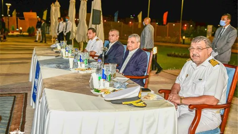 الفريق ربيع يكرم مرشدي قناة السويس في عيدهم ال66 ..صور