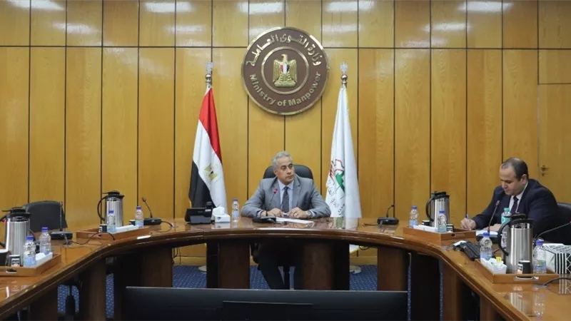 شحاتة يوجه بالتعامل بنزاهة ومصداقية مع المواطنين.. صور