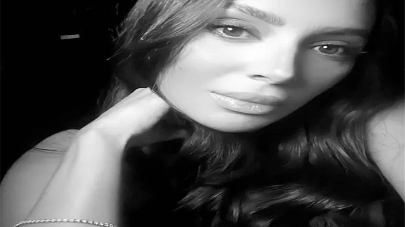 أبيض وأسود .. إطلالة رقيقة لـ 
