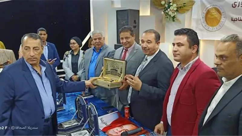 الشعب الجمهوري يكرم مصطفي الشربيني سفير ميثاق المناخ الأوروبي في مصر