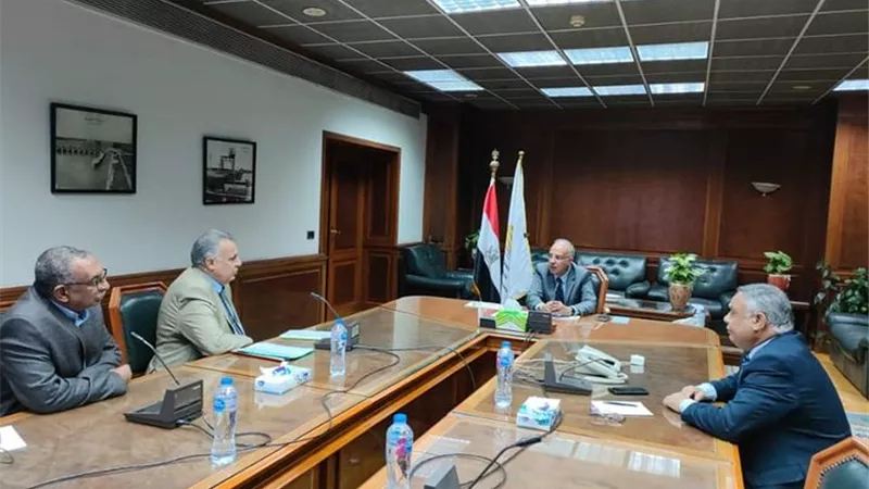 وزير الرى يتابع أعمال وأنشطة مصلحة الميكانيكا والكهرباء