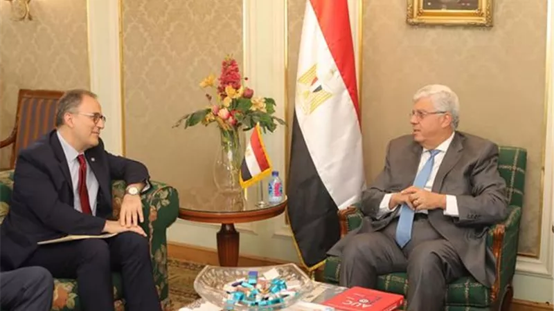 وزير التعليم العالي يبحث آليات التعاون العلمي مع الجامعة الأمريكية