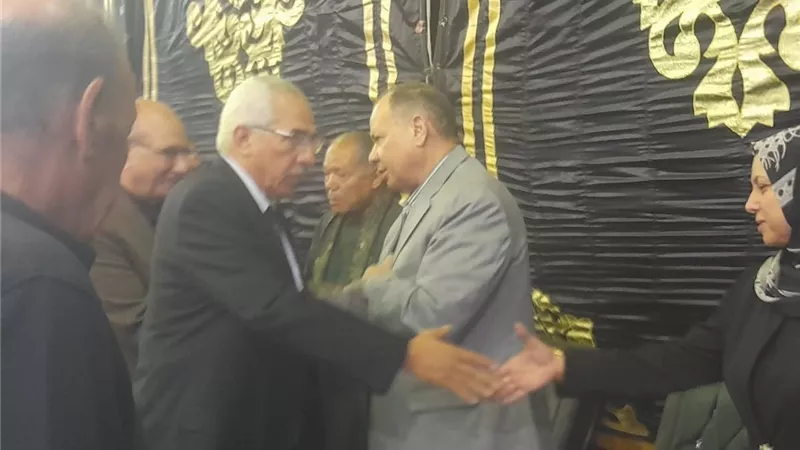 محافظ أسيوط يقدم العزاء فى والد النائبة 