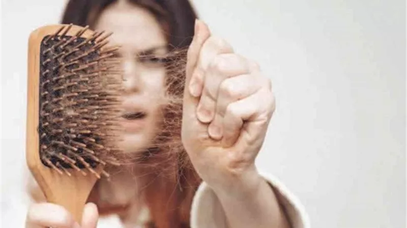 3 أسباب لضعف وتساقط الشعر