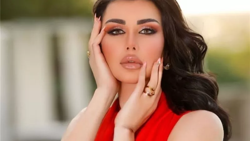 جيني اسبر تنشر صورة قديمة مع والدتها وتحيي ذكرى رحيلها
