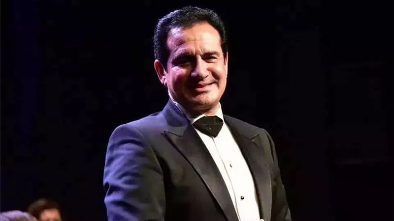 محمد ثروت يعود للغناء بكليب جديد