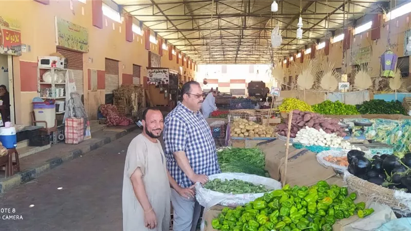 جولة ميدانية مفاجئة لرئيس مدينة سفاجا لمتابعة الأسواق ومستوى النظافة
