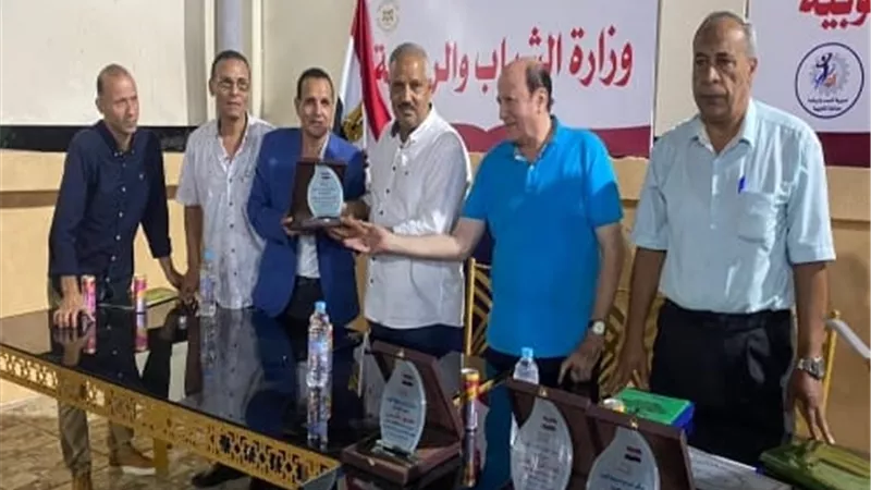 الصبروط يُكرم قدامى لاعبى القليوبية بمركز شباب قها
