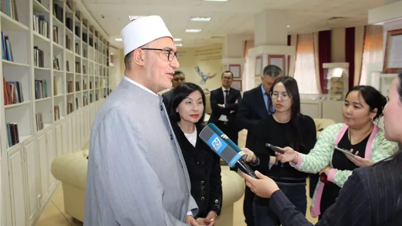 عياد يستعرض بدار الكتب بكازخستان مخطوطات مكتبة الأزهر