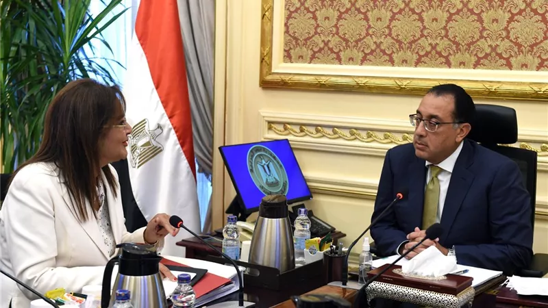 رئيس الوزراء يستعرض مع وزيرة التخطيط عددا من الملفات