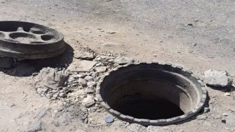 طفل يلقى مصرعه أثر سقوطه فى بالوعة خاصة بالصرف الصحى