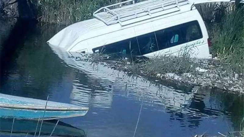 بسبب السرعة الزائدة.. إصابة 9 في انقلاب ميكروباص بمصرف مائي