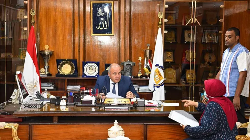 محافظ قنا والسكرتير العام يستقبلان عددا من المواطنين للإستماع لشكواهم