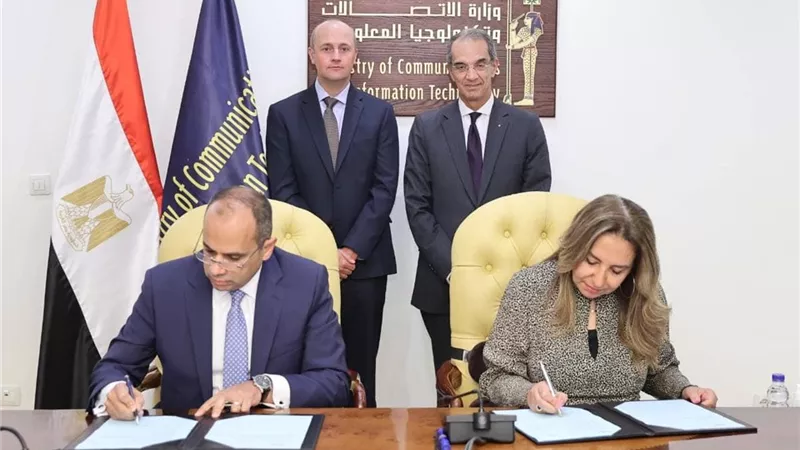 طلعت يشهد اتفاقيتى تعاون لتدريب للعاملين بالجهاز الإدارى للدولة
