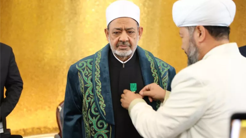 مفتي كازاخستان يهدي شيخ الأزهر زي الشابان التقليدي